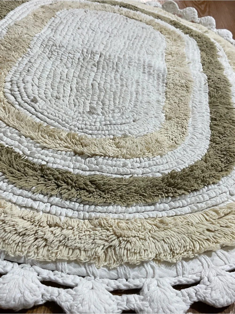 2 pc vintage Mid century Crochet Trim bathroom rug set - Cream & White